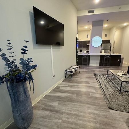 Beautiful Condo/Rooftop Patio With Free Parking كليفلاند المظهر الخارجي الصورة